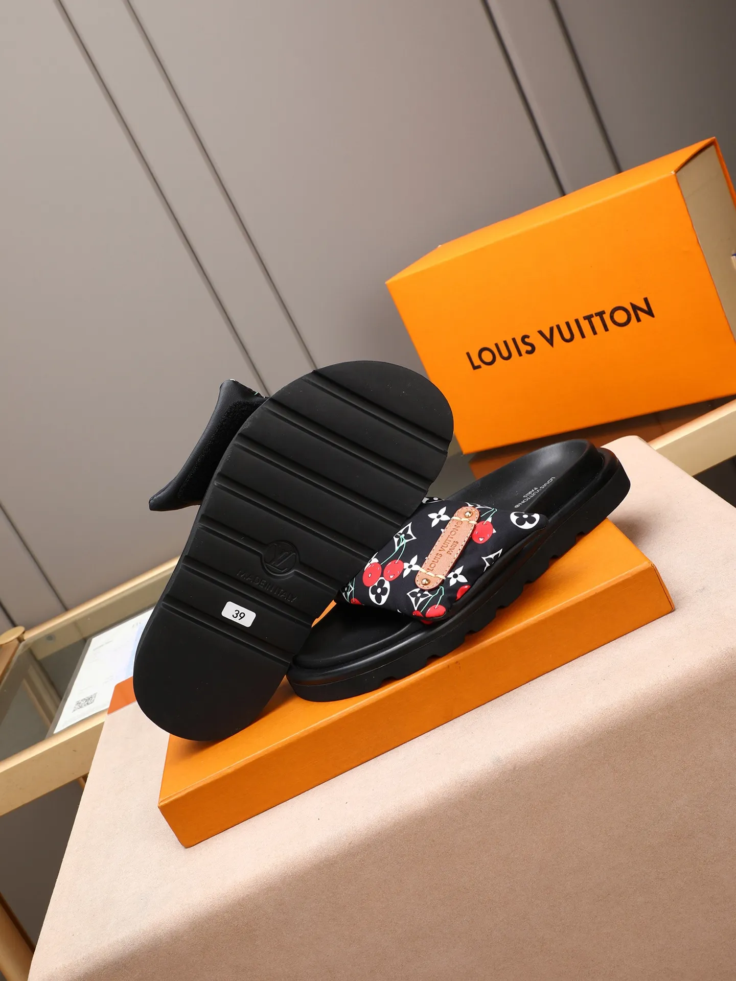 PP360 [LOUIS VUITTON] Louis Vuitton, LV printing, men's and women's slippers are on the market. The drawer box packaging comes with a cloth bag and a card. The upper pattern looks very soft and waxy, and it is a super versatile leg slimming tool. Fabric: imported denim/canvas/old fabric, LV hardware LOGO, official website pattern printing, comfortable to wear, feet: high-elastic PU water table. Sole: foam sole, heel height: about 5cm. Code number: 35-46, 35, 45, 46 are custom-made and non-returnable. Color: multiple colors and styles available.